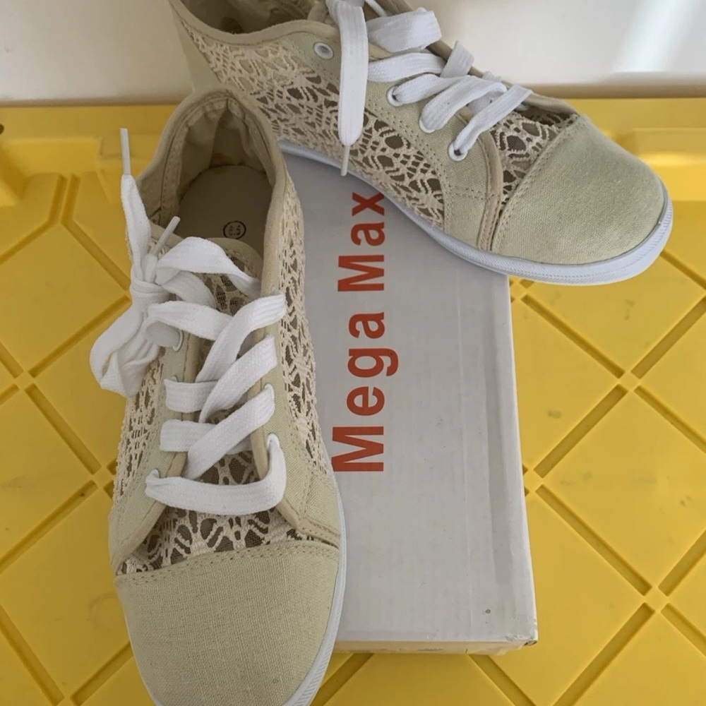 LADIES MEGA MAX SHOES SIZE 6.5 Lace Beige Low Tennis Shoes New
